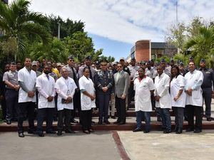 Rafael Ovalles y el General de Brigada Licurgo Yunes acompañados por los participantes de programas en ciberseguridad.(Foto:Cortesía). 