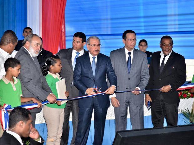 El Presidente Danilo Medina acompañado del ministro de Educación, Antonio Peña Mirabal, inaugura los centros educativos. (Foto:Cortesía).