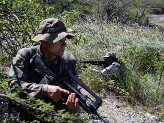 La Infantería de Marina de Francia y una compañía integrada por miembros del Ejército, Armada y la Fuerza Aérea del país en las Dunas, en la comunidad de Salinas. (Foto:Cortesía).