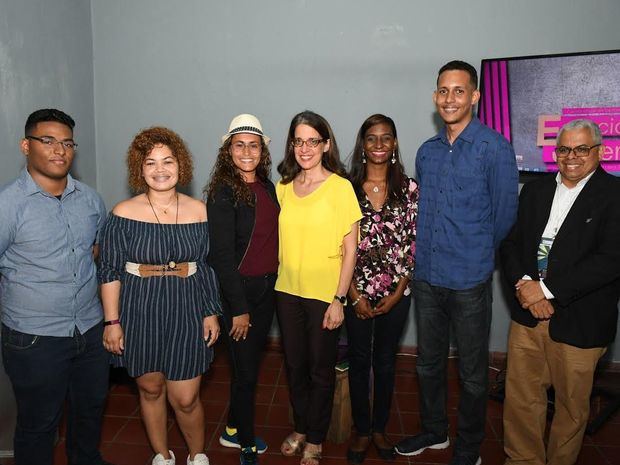 La directora de la FILSD 2019, Ruth Herrera y el escritor Valentin Amaro, juntos a los ganadores del Premio Joven Feria del Libro anunciados este viernes. (Foto:Cortesía).