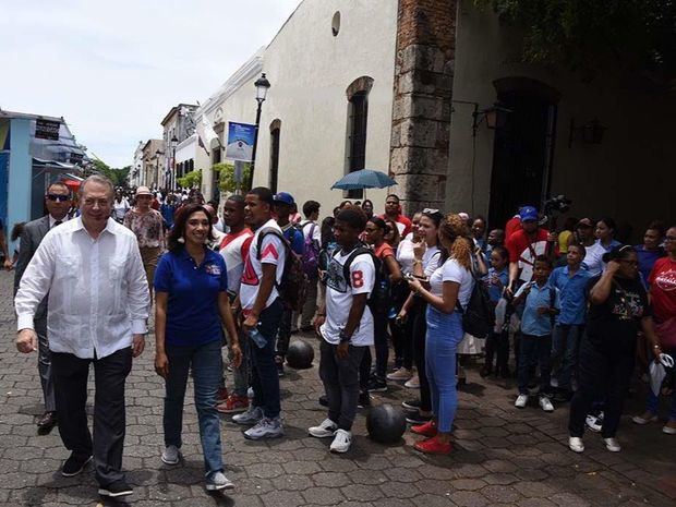 El ministro Selman recorrió este viernes el recinto ferial y al ser consultados sobre la macha de la FILSD 2019. (Foto: Cortesía).