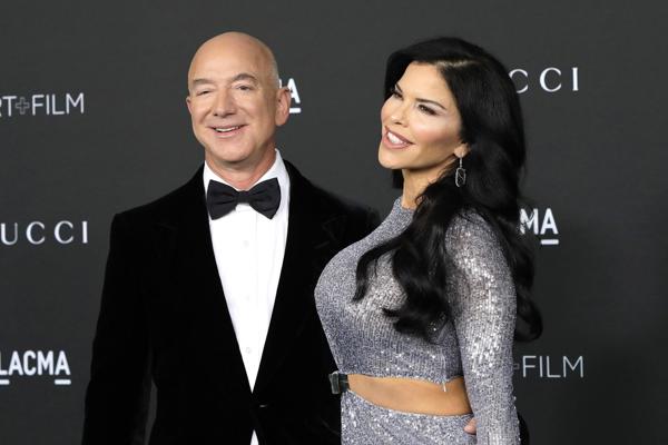 Fotografía de archivo del magnate estadounidense Jeff Bezos (i) y su prometida, la expresentadora de televisión Lauren Sánchez, en Los Ángeles (CA, EE.UU.). 