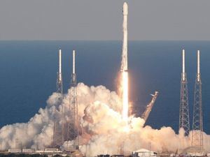 SpaceX lanza un cohete con una cápsula Dragon que lleva suministros para la EEI