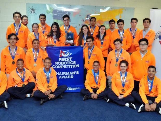 Estudiantes y representantes de la comunidad educativa Lux Mundi y del Politécnico San José Fe y Alegría, ganadores del Chairman's Award en la competencia FIRST 2019. (Foto: Cortesía).
