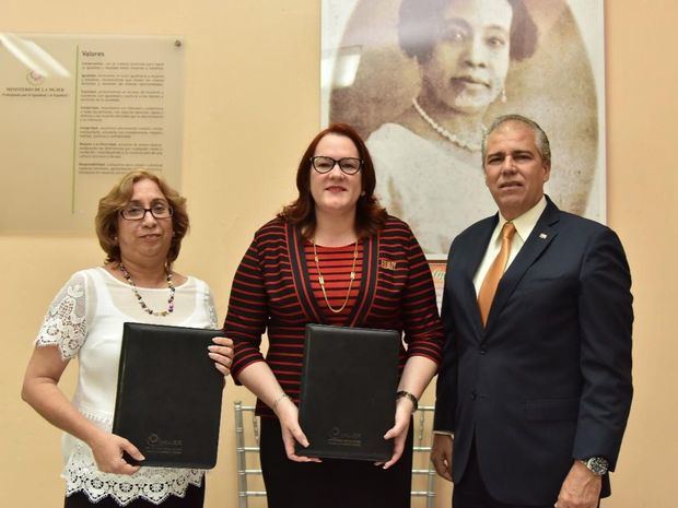 Graciela Morales, presidenta de la Fundación Nicolas Guillén, Janet Camilo, ministra de la mujer y Carlos Jesús de la Nuez, embjador de Cuba en RD. (Foto:Cortesía).