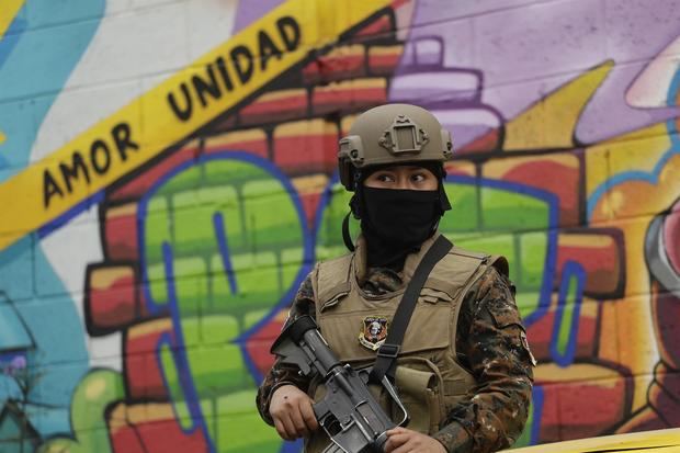 Un militar hace guardia en un punto de control en la Comunidad Iberia, hoy, en San Salvador, El Salvador.