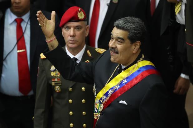 El presidente de Venezuela, Nicolás Maduro (d), fue registrado este jueves, 12 de enero, al saludar a la Asamblea Nacional, antes de su rendición de cuentas sobre su gestión en el año 2022, en Caracas, Venezuela.
