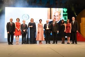 Canciller Miguel Vargas entrega “Premio Internacional al Emigrante Dominicano Sr. Óscar de la Renta”