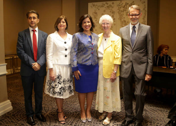 Darwin Caraballo, Leonor Elmúdesi, Margarita Cedeño, vicepresidenta de la República, Sor Leonor Gibb, y Juan  Tomás Tavares Kelner. 