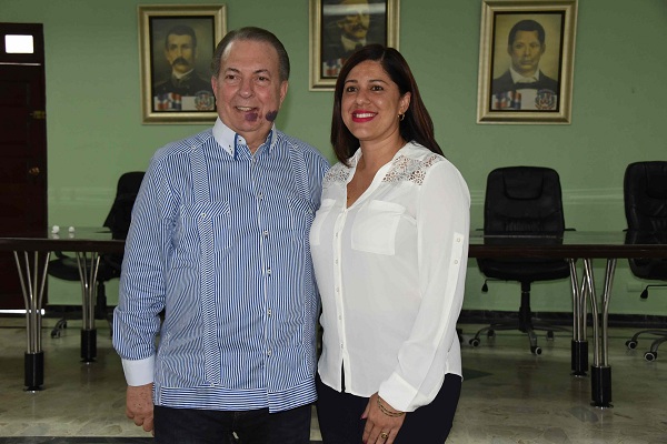 El ministro Eduardo Selman y la alcaldesa María Mercedes Ortiz.
