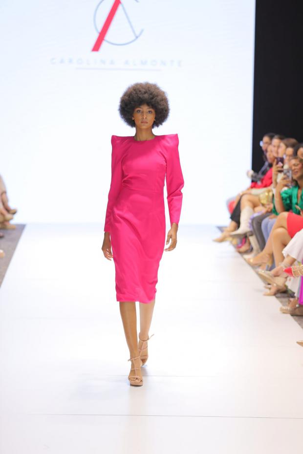 Carolina Almonte deslumbra en RD Fashion Week 2024 con su colección benéfica “ARMOR PINK”