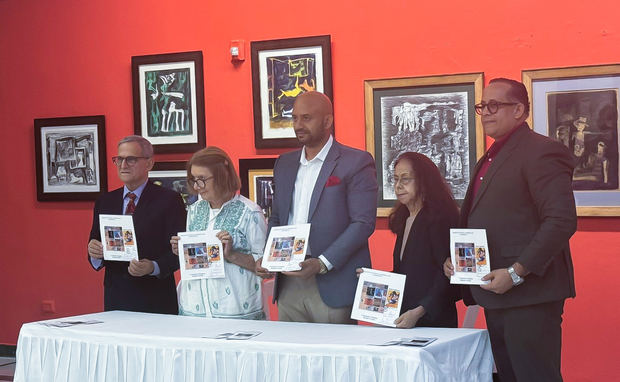 Alejandro Vignieri, Marianne de Tolentino, Óscar Reyes, Aracelis Oviedo Colón y Omar Molina Oviedo, durante la presentación de la emisión filatélica dedicada al pintor Ramón Oviedo.
