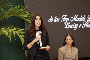 Silvia Argüello dijo unas palabras resaltando la carrera de las modelos.