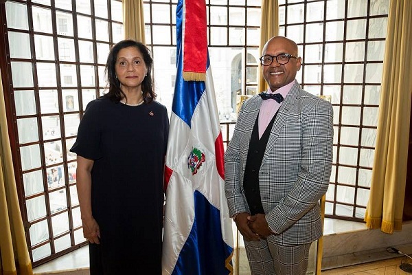 Embajadora Lourdes Victoria-Kruse junto al escultor dominicano Juan Trinidad