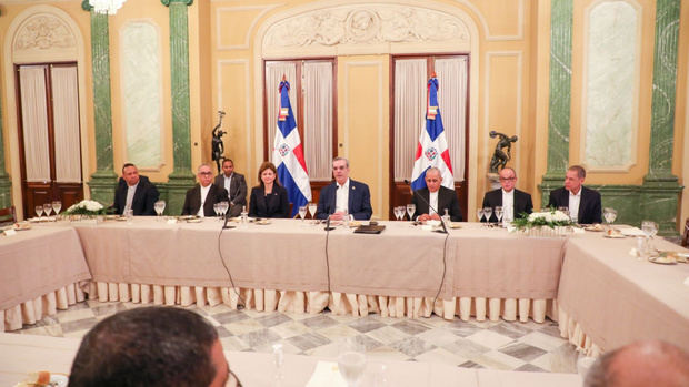Presidente Luis Abinader ofrece almuerzo a miembros del Episcopado Dominicano
 