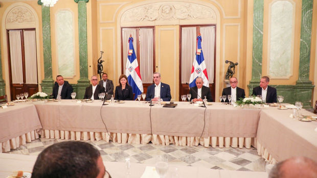 Presidente Luis Abinader ofrece almuerzo a miembros del Episcopado Dominicano.