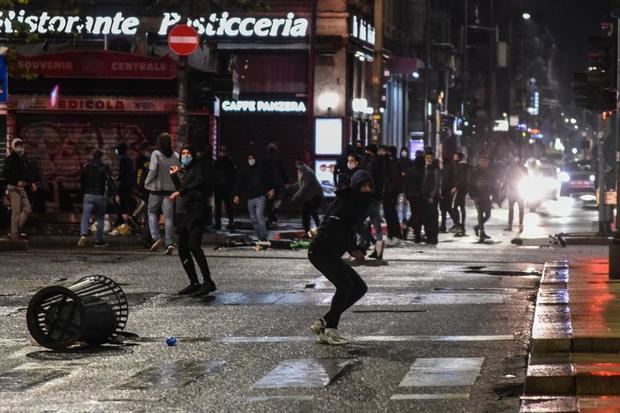 Protestas y enfrentamientos en Milán contra los cierres decretados por el Gobeirno.
