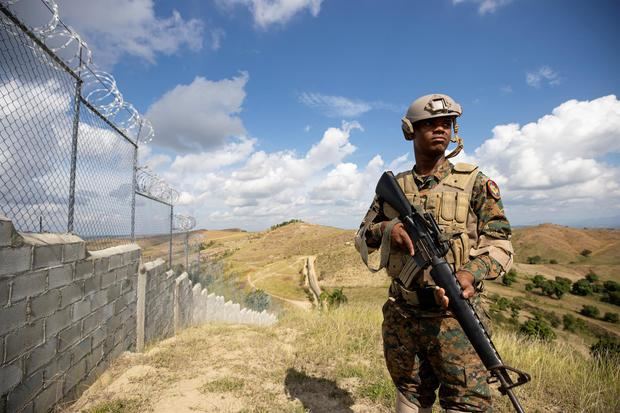 Un militar dominicano custodia un punto de la frontera con Haití, en Comendador (República Dominicana), en una fotografía de archivo.