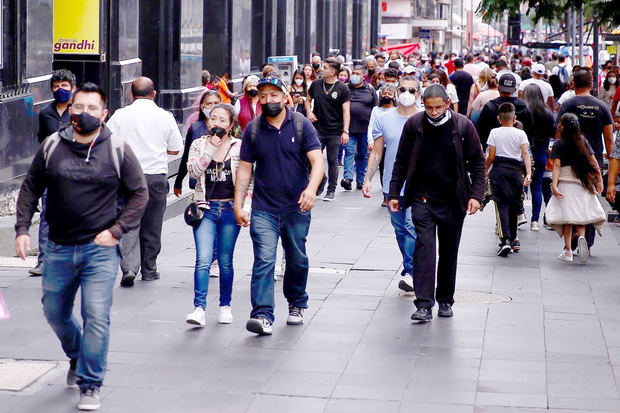 Decenas de personas fueron registradas este domingo al caminar con cubrebocas , en calles del centro histórico de la Ciudad de México, México.