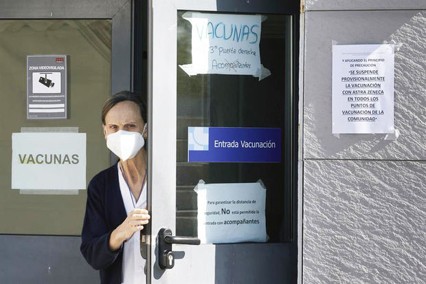 Una enfermera cierra la puerta de entrada a la zona de vacunación en el Hospital Provincial de Ávila, en España, después de la suspensión provisional de la vacunación frente a la covid-19 con la vacuna de AstraZeneca-Universidad de Oxford, este miércoles.