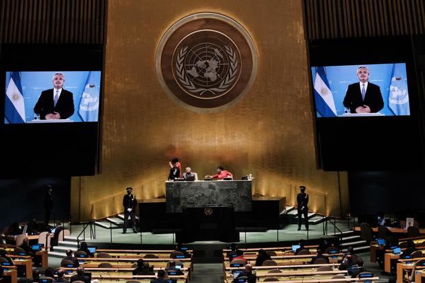 El presidente de Argentina, Alberto Fernández (en las pantallas), fue registrado este martes, durante su intervención en la 76 Asamblea General de las Naciones Unidas, en Nueva York, NY, EE.UU.