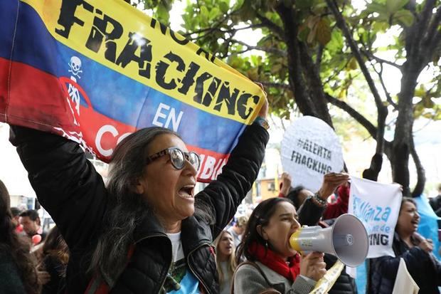 Un grupo de manifestantes fue registrado este jueves al gritar consignas, durante una protesta organizada por el colectivo 'Fridays for Future' en contra de la técnica extractiva del fracking, en Bogotá, Colombia.