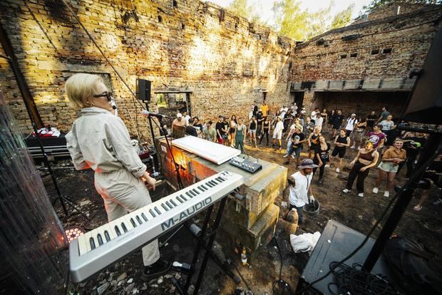 Decenas de jóvenes llevan semanas participando en fiestas 'rave', en la región de Chernihiv, con música en las que además de bailar contribuyen con su trabajo a desescombrar edificios destruidos por las tropas rusas.