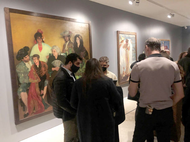 Visitantes observan obras durante la inauguración de la muestra 'Nuestra casa', en Nueva York, EE.UU.