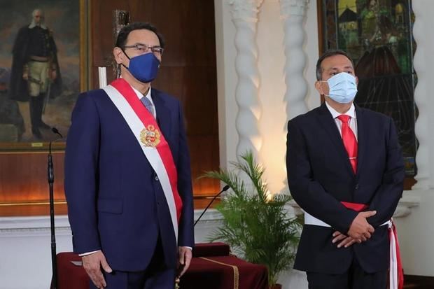 El presidente de Perú, Martín Vizcarra (i), toma hoy el juramento de César Augusto Gentille Vargas (d) como ministro del Interior, durante una ceremonia en Palacio de Gobierno, en Lima, Perú.
