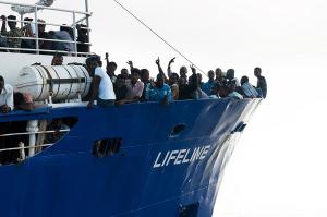 Barco Lifeline llegará a Malta y parte de los 234 inmigrantes a Italia