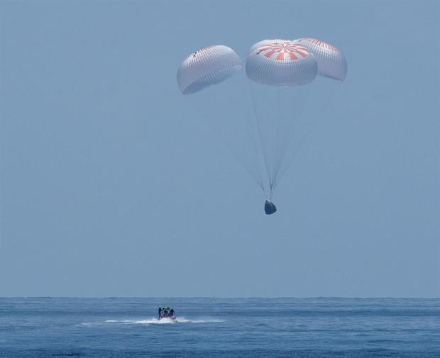 Fotografía cedida por la NASA que muestra la cápsula Dragon Endeavour de SpaceX mientras aterriza