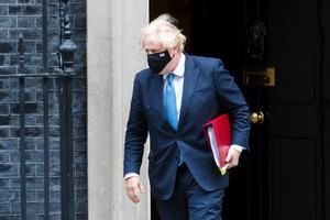 Johnson llama a la "cautela" ante el levantamiento de las restricciones