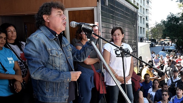 Diversas actividades de protesta frente al Congreso argentino