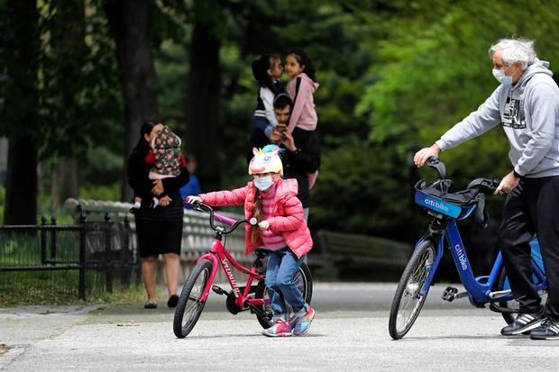 Padres con sus hijos en Central Park en Nueva York, Estados Unidos.