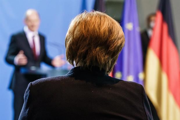 Merkel, ya excanciller y en casa, en un sofá de Ikea o en su lago del este.