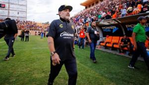 Maradona sufre una artrosis severa y debe operarse, según su médico