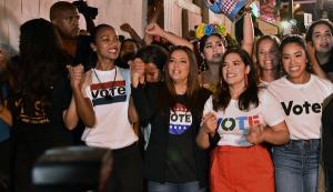 Actrices hispanas piden a las mujeres latinas votar por quienes las defiendan