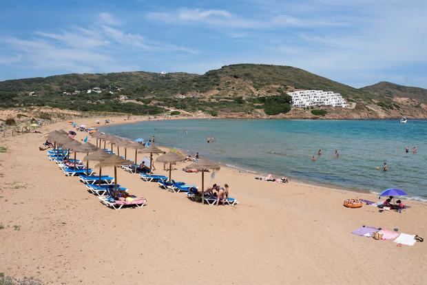 Turistas disfrutan en la cala Tirant en el litoral norte de Menorca.