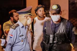 Ronaldinho ingresa en un hotel de Asunción para cumplir el arresto domiciliario