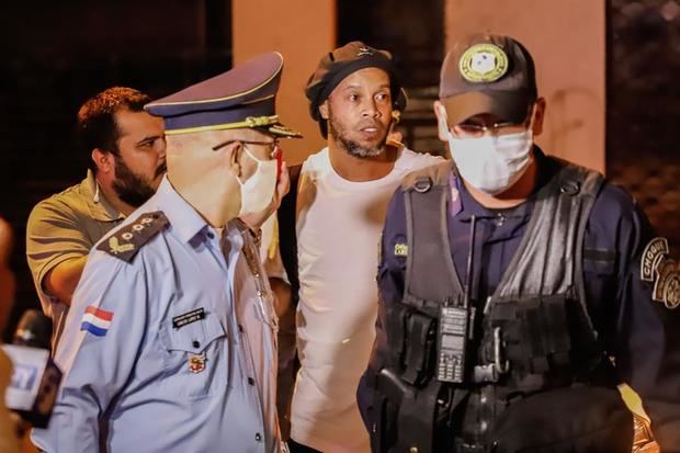 Ronaldinho Gaucho llegando al Hotel Palmaroga, este martes, en Asunción, Paraguay.