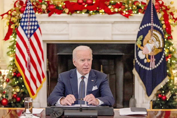 El presidente Joe Biden pronuncia declaraciones, en el comedor estatal de la Casa Blanca en Washington, DC, Estados Unidos.