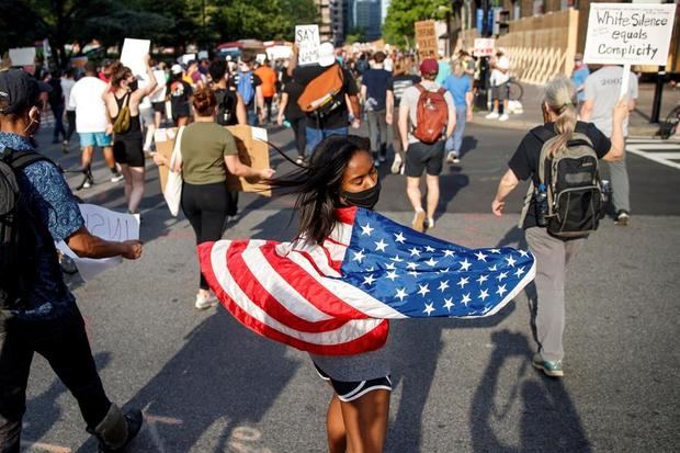 Las personas, que se reunieron en protesta por la muerte de George Floyd, marchan pacíficamente al Hotel Trump International en Washington, DC.