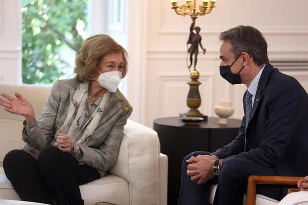 La reina Sofía se reúne con el primer ministro y la presidenta de Grecia