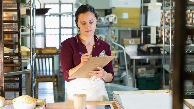 Fotografía promocional cedida por Mastercard que muestra a una mujer mientras posa en panadería comercial. 