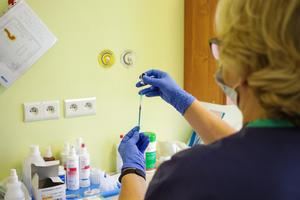 Una enfermera se prepara para administrar una dosis de la vacuna contra la COVID-19 en el Hospital muncipal de Poznan, Polonia, en una imagen de archivo.