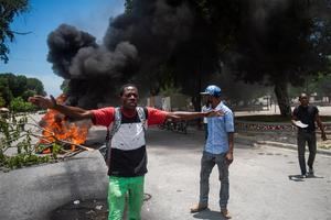 La Policí­a haitiana dispersa por la fuerza una protesta contra la violencia