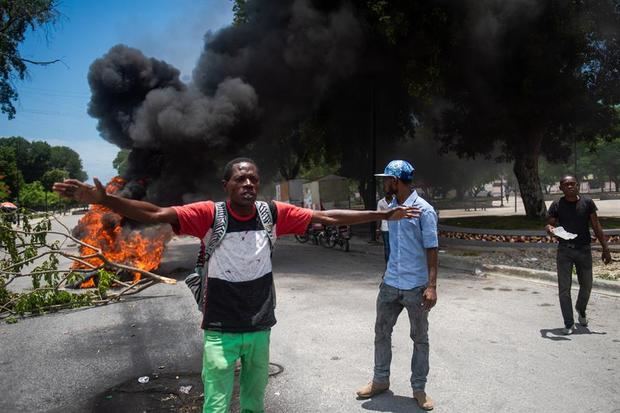 Manifestantes que denuncian el clima de inseguridad que se vive en el país, se reúnen en las cercanías del Ministerio de Justicia y Seguridad Pública, donde son reprimidos por la Policía Nacional Haitiana (PNH), este lunes en Puerto Príncipe (Haití). 