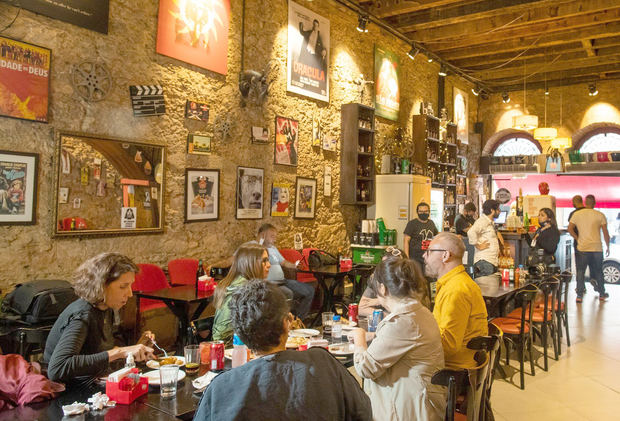 Varias personas comparten en el bar Cine Botequin, el 5 de octubre de 2021, en Río de Janeiro, Brasil.
