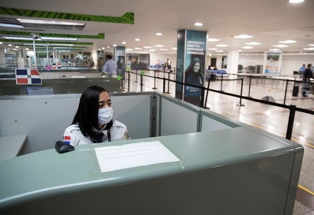 Una funcionaria de migración usa tapabocas este martes como protección ante la pandemia del coronavirus, en el Aeropuerto Internacional de Las Américas, en Santo Domingo, República Dominicana.