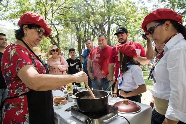 Personas asisten al Festival Internacional del Batiburrillo este sábado en San Juan Bautista (Paraguay). El aroma y el sabor del batiburrillo, un peculiar guiso de menudencias de vacuno, impregnó este sábado la ciudad paraguaya de San Juan Bautista, que tiene su icono culinario en ese plato, introducido por un emigrante vasco cuya huella perdura en una multitudinaria y anual fiesta gastronómica.